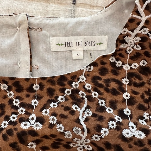 Free The Roses Embroidery Blouse size S - Picture 3 of 5